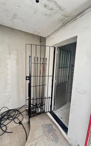 Casa à venda com 38m², 1 quarto e sem vaga Casa à venda com 38m², 1 quarto e sem vagaEscada