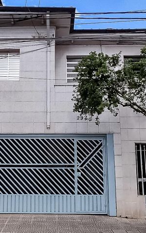 Casa à venda com 130m², 3 quartos e 2 vagas Casa à venda com 130m², 3 quartos e 2 vagasFachada