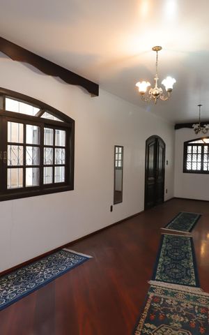 Casa à venda com 255m², 5 quartos e 2 vagasSala