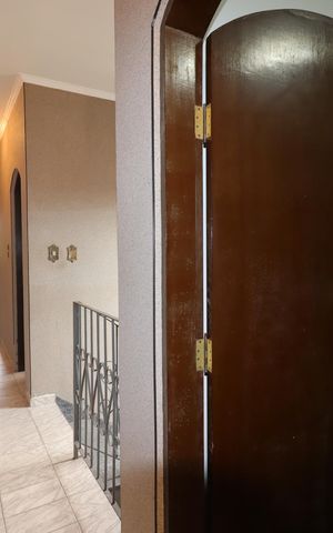 Casa à venda com 255m², 5 quartos e 2 vagasCorredor piso superior