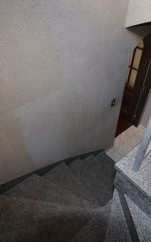 Casa à venda com 255m², 5 quartos e 2 vagasEscada