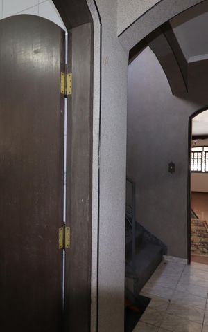 Casa à venda com 255m², 5 quartos e 2 vagasCorredor piso inferior