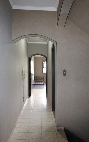 Casa à venda com 255m², 5 quartos e 2 vagasCorredor piso inferior