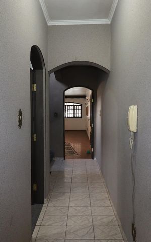 Casa à venda com 255m², 5 quartos e 2 vagasCorredor piso inferior