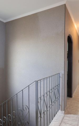 Casa à venda com 255m², 5 quartos e 2 vagasCorredor piso superior