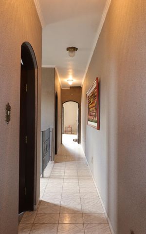 Casa à venda com 255m², 5 quartos e 2 vagasCorredor piso superior