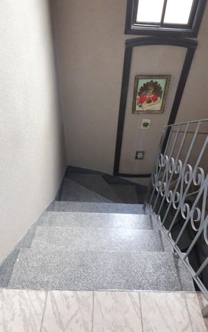Casa à venda com 255m², 5 quartos e 2 vagasEscada