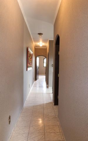 Casa à venda com 255m², 5 quartos e 2 vagasCorredor piso superior