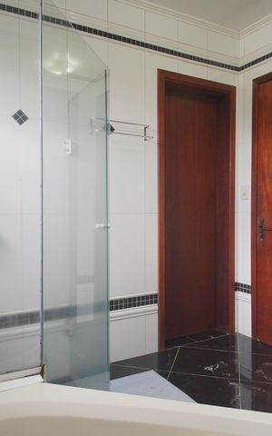 Casa à venda com 350m², 3 quartos e 2 vagasBanheiro da Suíte