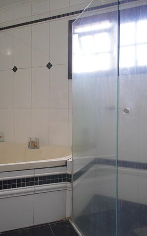 Casa à venda com 350m², 3 quartos e 2 vagasBanheiro da Suíte