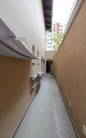 Casa à venda com 408m², 5 quartos e 4 vagasCORREDOR AREA EXTERNA