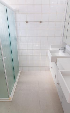 Apartamento para alugar com 256m², 4 quartos e 4 vagas Apartamento para alugar com 256m², 4 quartos e 4 vagasBanheiro da Suíte 1