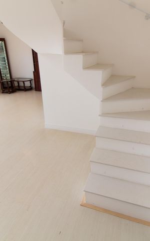 Apartamento para alugar com 256m², 4 quartos e 4 vagas Apartamento para alugar com 256m², 4 quartos e 4 vagasEscada Acesso a Cobertura