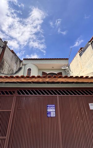 Casa para alugar com 165m², 3 quartos e 2 vagas Casa para alugar com 165m², 3 quartos e 2 vagasFacada + plaquinha