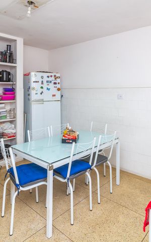 Casa à venda com 240m², 5 quartos e 1 vaga Casa à venda com 240m², 5 quartos e 1 vagaCozinha