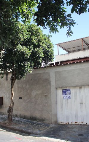Casa à venda com 370m², 4 quartos e 7 vagasFachada