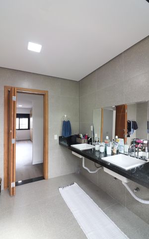Casa à venda com 430m², 3 quartos e 7 vagasSuíte 1 Banheiro 