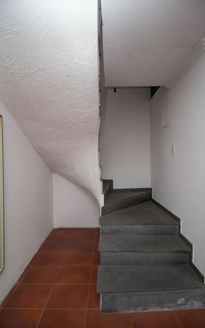 Casa para alugar com 800m², 5 quartos e 4 vagas Casa para alugar com 800m², 5 quartos e 4 vagasEscada