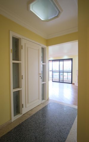 Apartamento à venda com 200m², 3 quartos e 3 vagasEntrada