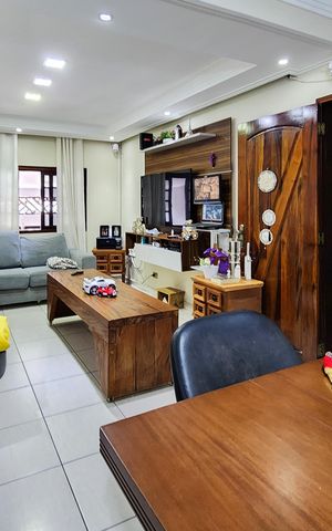 Casa à venda com 320m², 3 quartos e 2 vagas Casa à venda com 320m², 3 quartos e 2 vagasSala