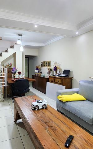 Casa à venda com 320m², 3 quartos e 2 vagas Casa à venda com 320m², 3 quartos e 2 vagasSala