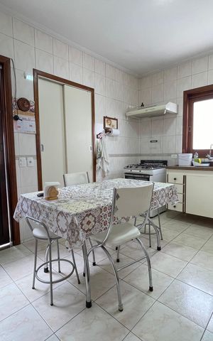 Casa à venda com 200m², 3 quartos e 2 vagas Casa à venda com 200m², 3 quartos e 2 vagasCozinha