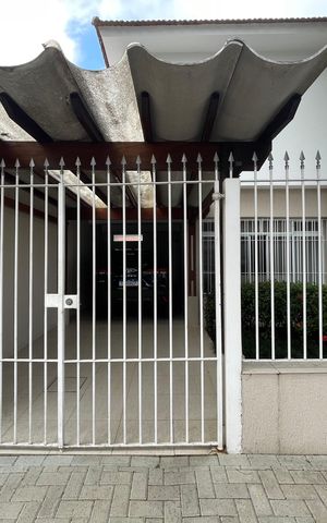 Casa à venda com 200m², 3 quartos e 2 vagas Casa à venda com 200m², 3 quartos e 2 vagasFachada