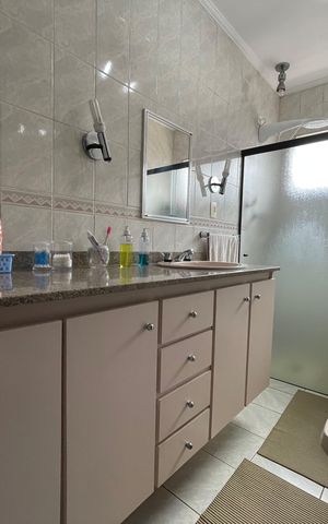 Casa à venda com 200m², 3 quartos e 2 vagas Casa à venda com 200m², 3 quartos e 2 vagasBanheiro da Suíte