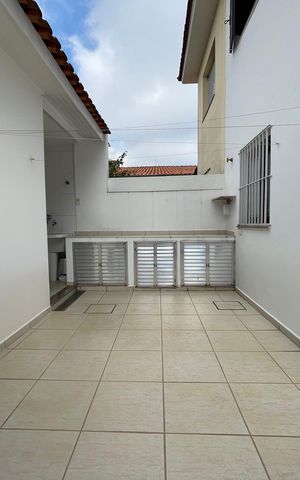 Casa à venda com 200m², 3 quartos e 2 vagas Casa à venda com 200m², 3 quartos e 2 vagasQuintal