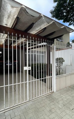 Casa à venda com 200m², 3 quartos e 2 vagas Casa à venda com 200m², 3 quartos e 2 vagasFachada