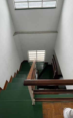 Casa à venda com 200m², 3 quartos e 2 vagas Casa à venda com 200m², 3 quartos e 2 vagasEscada