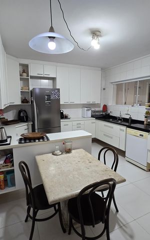 Casa à venda com 220m², 3 quartos e 2 vagas Casa à venda com 220m², 3 quartos e 2 vagasCozinha