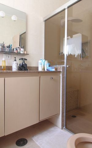 Casa à venda com 220m², 3 quartos e 2 vagasBanheiro 1