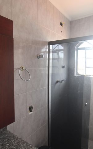 Casa para alugar com 165m², 3 quartos e 3 vagasBanheiro 