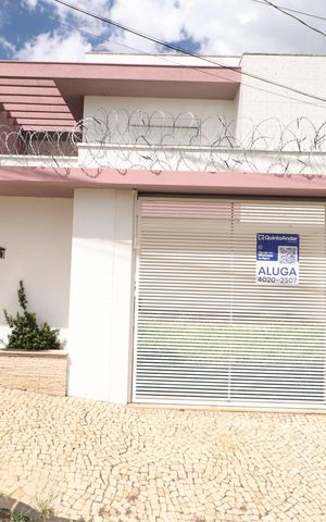 Casa para alugar com 245m², 4 quartos e 3 vagasFachada