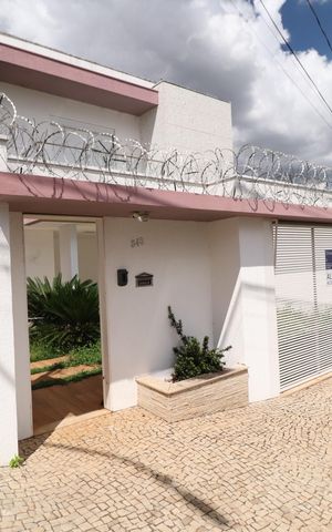 Casa para alugar com 245m², 4 quartos e 3 vagasFachada