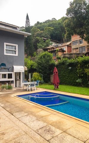 Casa para alugar com 250m², 6 quartos e 2 vagas Casa para alugar com 250m², 6 quartos e 2 vagasÁrea comum - Piscina