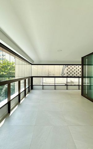 Apartamento à venda com 167m², 3 quartos e 1 vaga Apartamento à venda com 167m², 3 quartos e 1 vagaVaranda