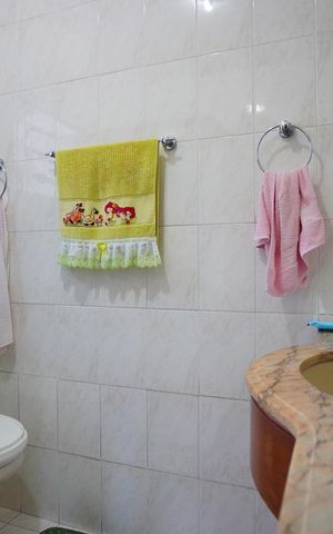 Casa à venda com 320m², 5 quartos e 6 vagasBanheiro Corredor - Segundo Andar