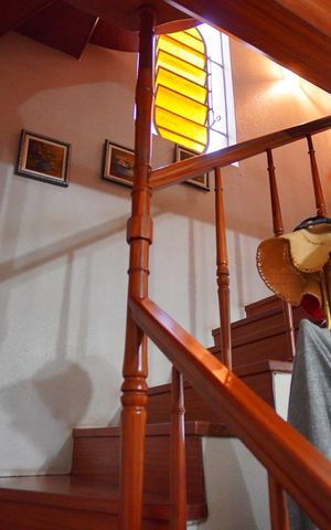 Casa à venda com 320m², 5 quartos e 6 vagasEscada 