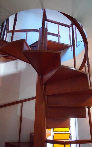 Casa à venda com 320m², 5 quartos e 6 vagasEscada - Terceiro Andar
