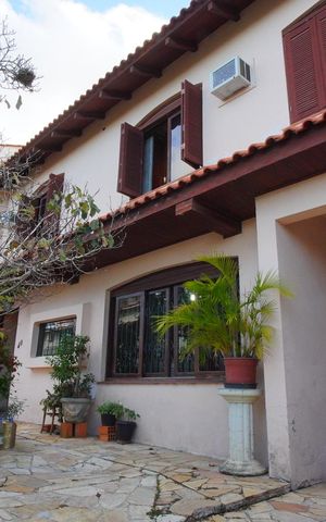 Casa à venda com 320m², 5 quartos e 6 vagasFachada