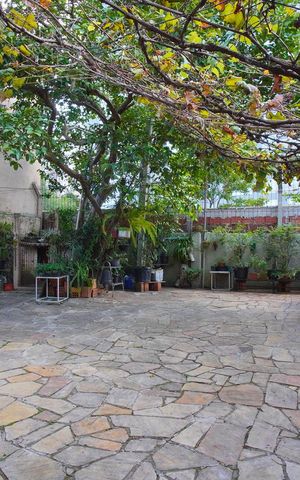 Casa à venda com 320m², 5 quartos e 6 vagasQuintal - Fundos