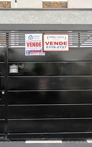 Casa à venda com 107m², 3 quartos e 2 vagasFachada