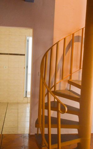 Casa à venda com 356m², 5 quartos e 2 vagas Casa à venda com 356m², 5 quartos e 2 vagasSala Fundos