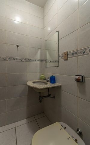 Casa à venda com 313m², 4 quartos e 2 vagas Casa à venda com 313m², 4 quartos e 2 vagasBanheiro de Serviço