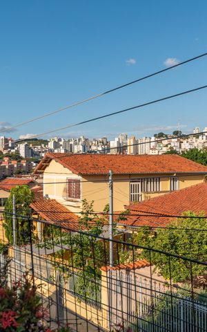 Casa à venda com 313m², 4 quartos e 2 vagas Casa à venda com 313m², 4 quartos e 2 vagasVaranda - Vista