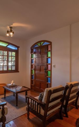 Casa à venda com 313m², 4 quartos e 2 vagas Casa à venda com 313m², 4 quartos e 2 vagasSala 1
