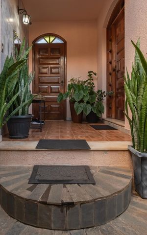 Casa à venda com 313m², 4 quartos e 2 vagas Casa à venda com 313m², 4 quartos e 2 vagasEntrada