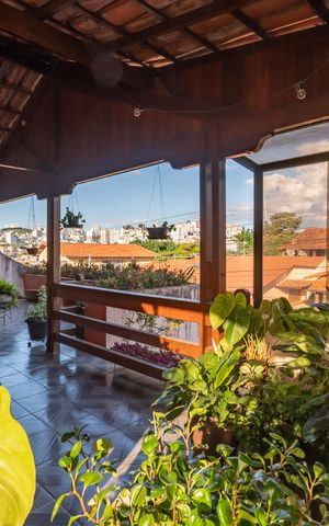 Casa à venda com 313m², 4 quartos e 2 vagas Casa à venda com 313m², 4 quartos e 2 vagasVaranda